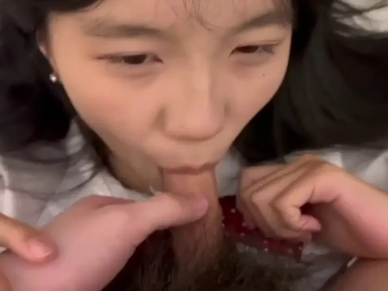 Em loli dễ thương liếm cây hàng biến em thành con em đào nứng p2